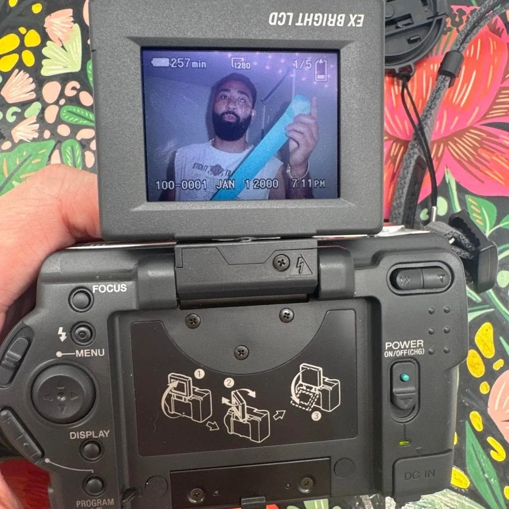 Sony Cyber-shot DSC-S30‎ Digital Camera – Compact Point-and-Shoot Camera